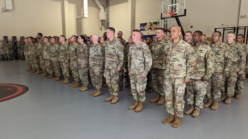 Soldiers say farewell to families 